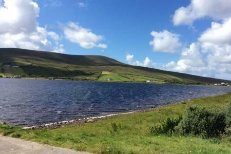 Beautiful Home On Lake Carrowmore Белмулет Екстериор снимка